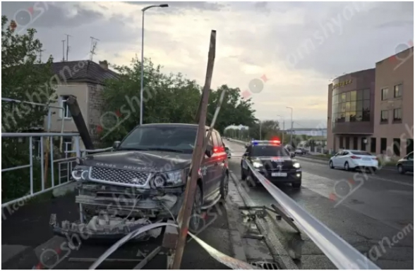 «Range Rover»-ը «Ռենեսանս» ռեստորանի մոտ վրաերթի է ենթարկել 2 հետիոտնի, ապա հայտվել մայթին՝ բախվելով երկաթե ճաղավանդակին